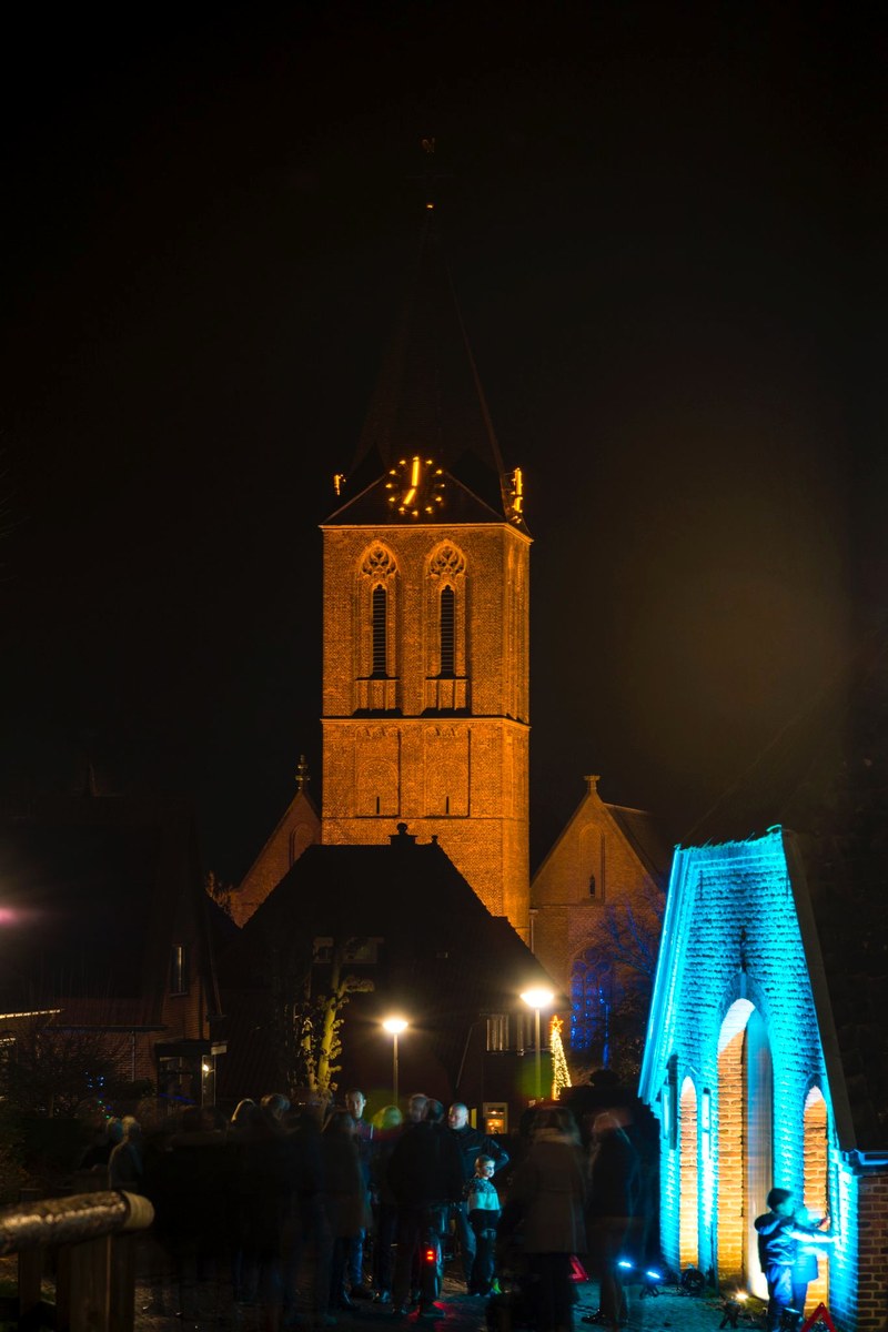 Zeddam Verlicht met kerk en bezoekers