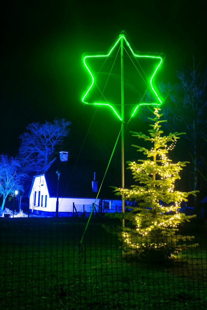 Blauwe verlichting en ster bij Zeddam Verlicht